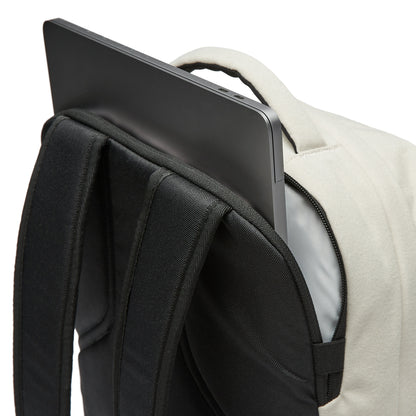 Ela Mo™ Work Rucksack | Dessert. Separates Laptopfach auf der Rückseite des Schulrucksacks.