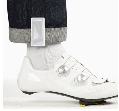 Ela Mo™ x BOOKMAN Reflektorclips. Reflektorclips an der Hose einer Person.