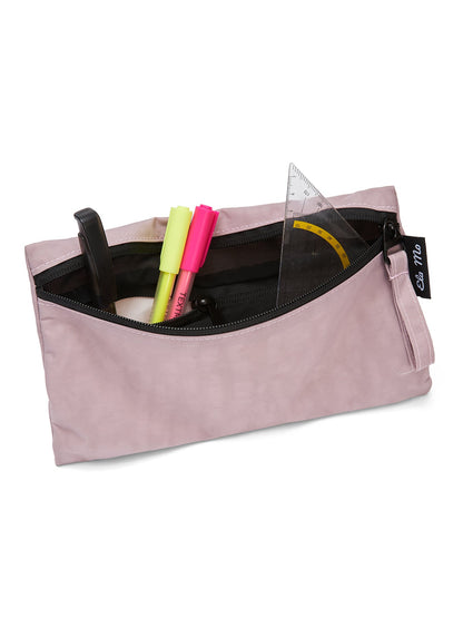Ela Mo™ Stiftetasche | Lavender. Die Stifttasche geöffnet, mit verschiedenen Stiften und einem Lineal darin.