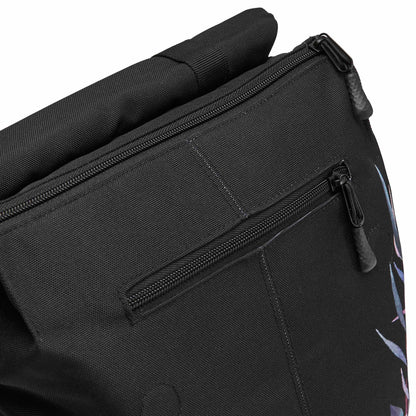 Ela Mo™ Daypack Rucksack | Beauty in Darkness. Zwei Hauptfächer des Rucksacks mit Reißverschluss im oberen Bereich.