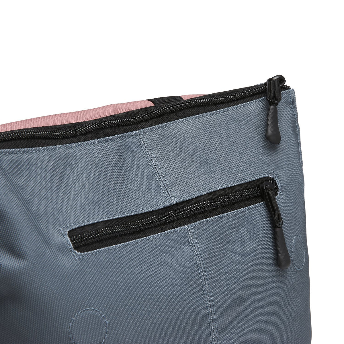 Ela Mo™ Daypack Rucksack | Salmon. Zwei Hauptfächer des Rucksacks mit Reißverschluss im oberen Bereich.