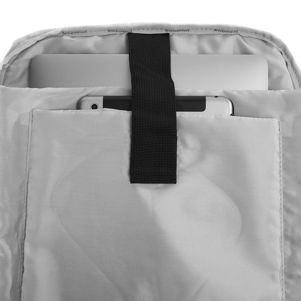 Ela Mo™ Rolltop Rucksack | Berry. Hellgrauer Innenbereich des Rucksacks mit Fächern und Alltagsgegenständen.